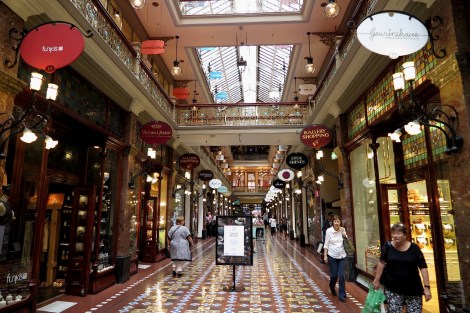 In der Arkade "The Strand"