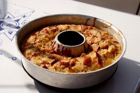 Annette backt uns einen Apfelkuchen, lecker oder?