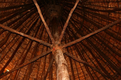 Dachkonstruktion einer Hütte in traditionelle Baukunst als Idee für das Kulturzentrum