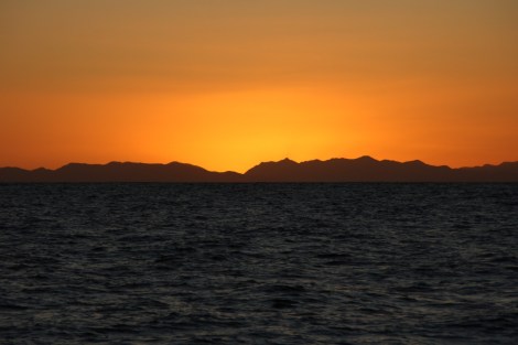 Die Kulisse von Neukaledonien auf der Passage nach Vanuatu