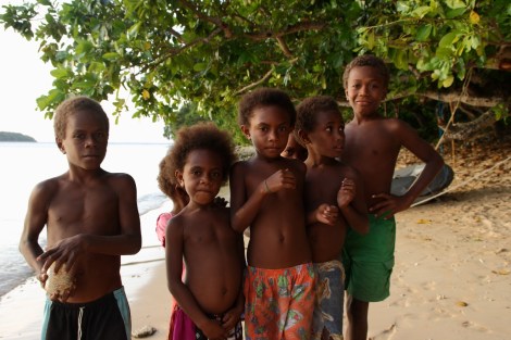 Kinder vor unserem Schlauchboot