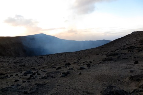 Wir stehen am Krater des Vulkans Yasur