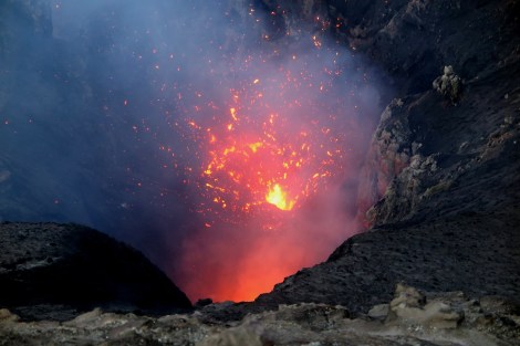 und sehen dem beeindruckendem Feuerwerk zu
