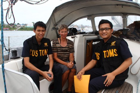 Annette und die freundlichen Herrn vom Zoll in Tual