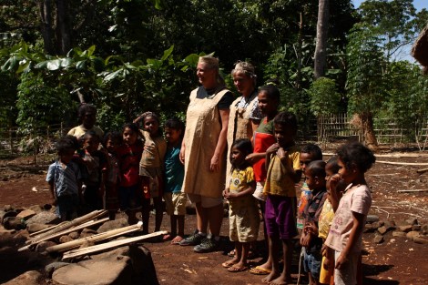 Annette und Lisa im Festgewand