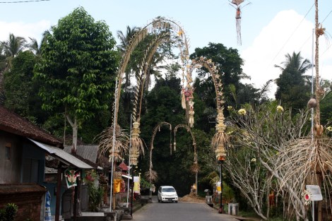 Zum Tempelfest geschmückte Straßen
