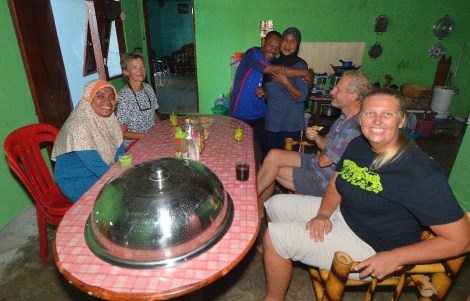 Bei Adi zuhause. Mira links und Lisa rechts