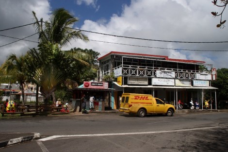 Unser Lieblingsrestaurant "Aux deux frères". DHL ist überall...