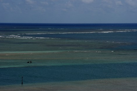 Fahrwasser durchs Riff