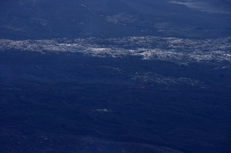 Der Lavastrom unter bereits erkalteter Lava