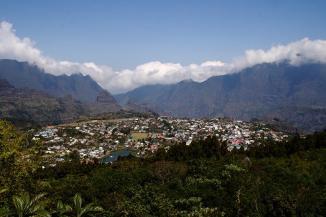 „Cilaos“ am Kratergrund umgeben von Felswänden