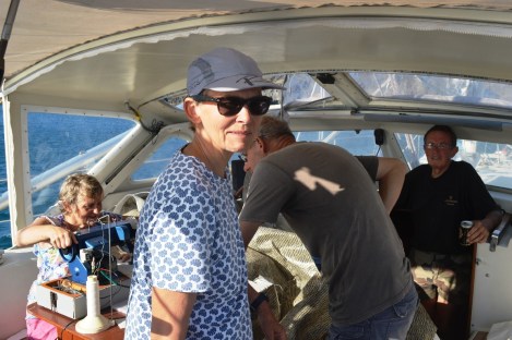 Myra hilft uns beim Segelflicken