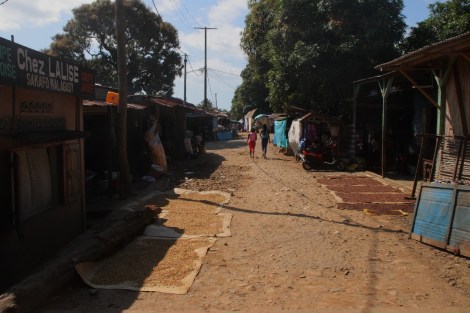 In der Einkaufsstraße sehen wir zum Trocknen ausgelegte Nelken