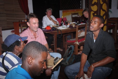 Neil trommelt mit der Band