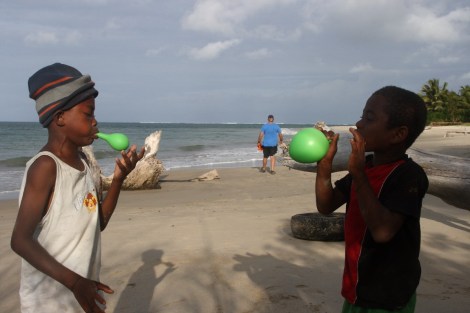 Annette verschenkt Luftballons