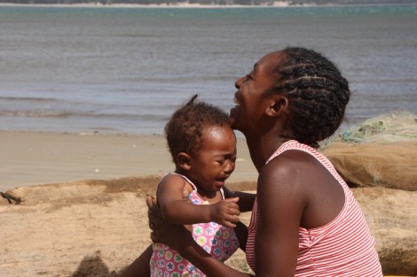 Mitter freut sich über die geschenkten Babysachen. Die Kleine weniger...