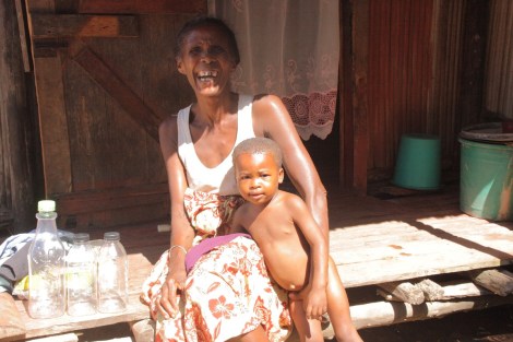 Die ältere Dame ist das Dorfoberhaupt.