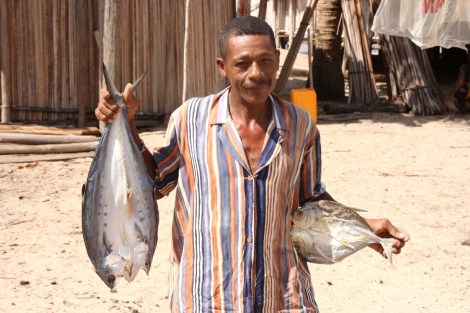 Trockenfisch wird für die Stadt gesammelt und dann per Lastensegler zum Markt transportiert.