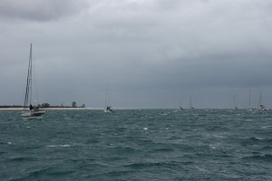 Die Flotte von neun Seglern liegt geschützt hinter Bazaruto