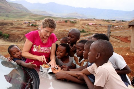 Wir geben den Kindern kein Geld, aber wir teilen den Kuchen, nicht einfach bei so vielen...