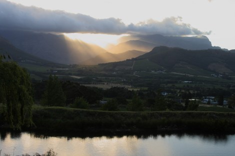 Blick von der Terrasse bei Sonnenuntergang nach Franschhoek