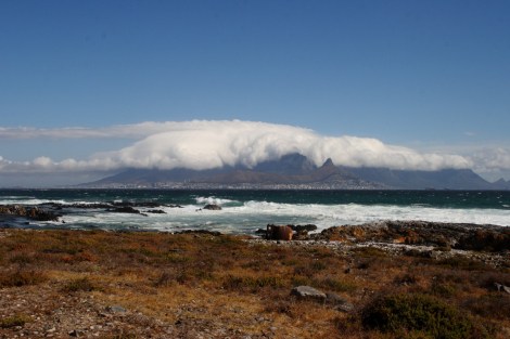 Blick von Robben Island nach Kapstadt, der Tafelberg unter seinem Tischtuch