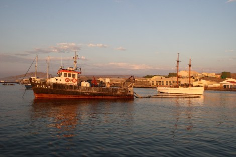 Diamantsucher in Lüderitz Hafen im Abendlicht