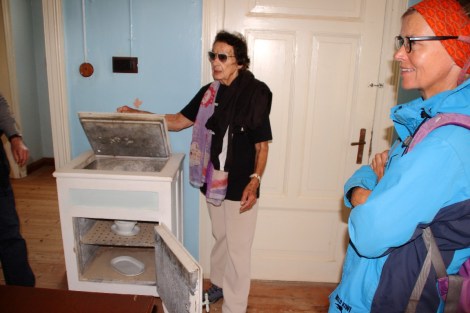 Gisela erklärt uns den Eisschrank