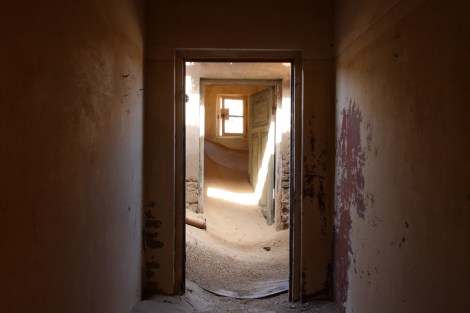 Der Sand dringt in die Häuser ein