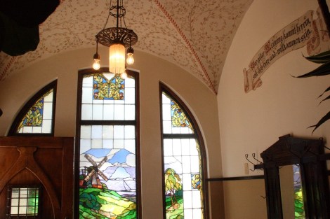 Der Eingang, man lese den Spruch an der Wand