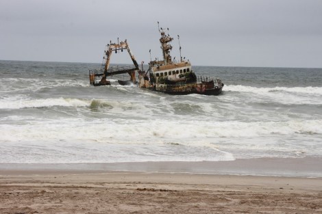 und ein neues, vor 8 Jahren gesunkenes Fischerboot aus Angola