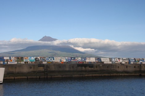 Blick aus der Marina Horta auf den Pico, man beachte die Molenbilder