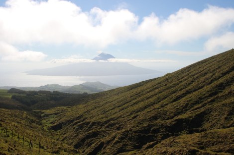 Blick in den Krater vom Grat