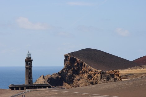 Der neuenstandene Vulkan Capelinhos, der zerstörte Leuchturm und das neue Museum