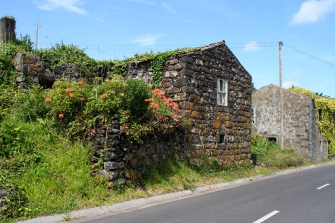 Verlassenes Haus am Wegrand