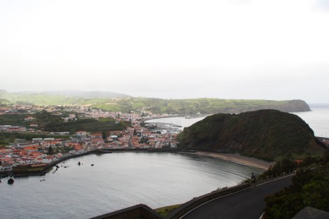 Porto Pim und die Marina von Horta im Hintergrund