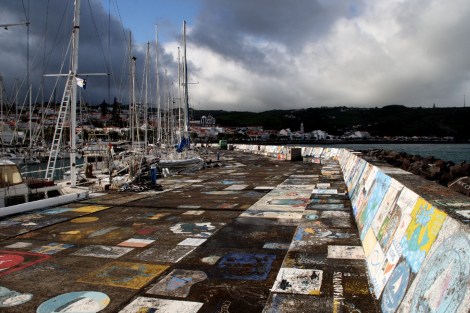 Die Tradition: Jeder Atlantiküberquerer malt sein Bild auf die Mole