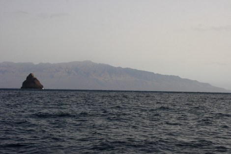 Wir lassen Santo Antao an Steuerbord liegen uns fahren Kurs 350°
