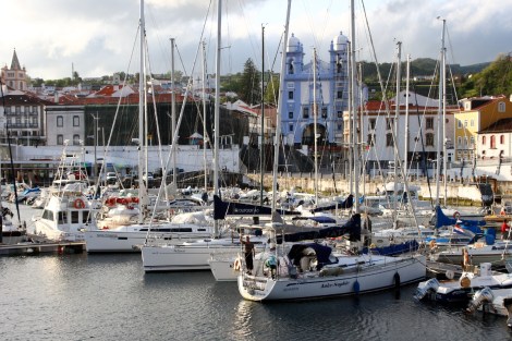Anke-Sophie mit erstem Maat im Hafen von Angra do Heroísmo