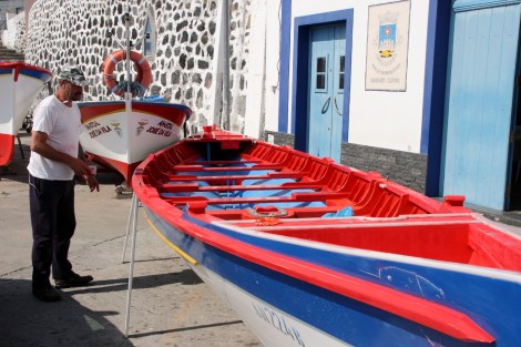 Altes Walfangboot im Hafen von Sao Mateus da Calheta