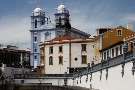 Blick vom Hafen zur Igreja da Misericórdia