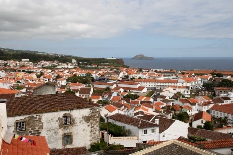 Blick über Angra do Heroísmo