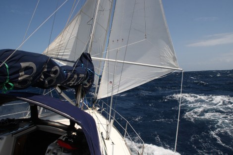 Überfahrt von Terceira nach Sao Miguel. Wir rauschen die Welle hinab