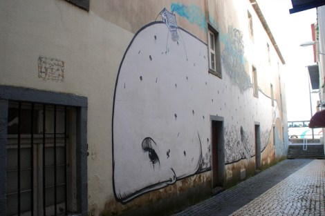Straßenkunst in Ponta Delgada, ein trauriger Wal