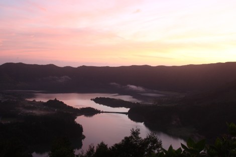 Lagoa Azul und Lagoa Verde vom Vista do Rei