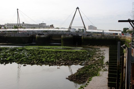 Das Hafenbecken bei Ebbe