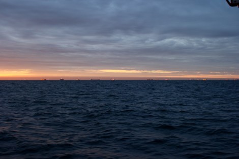 Tanker und Frachter auf Reede