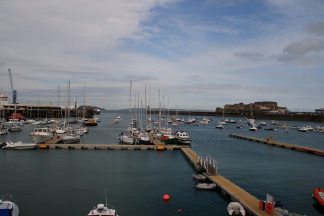 "The Pool" vor der Victoria Marina