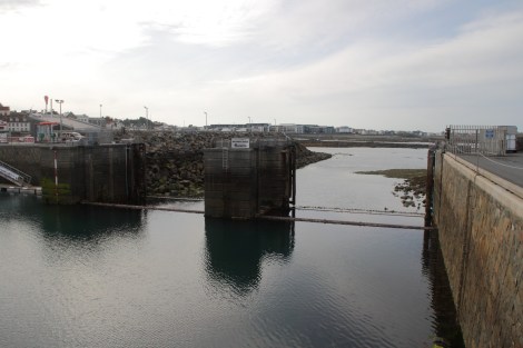 Die Hafeneinfahrt St. Peter Port der Marina Elisabeth II bei Ebbe