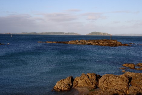 Blick nach Herm bei Ebbe